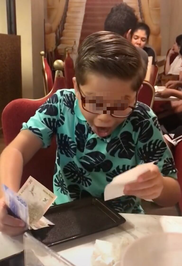 Invita a su papá a cenar con sus ahorros y reacciona al ver la cuenta