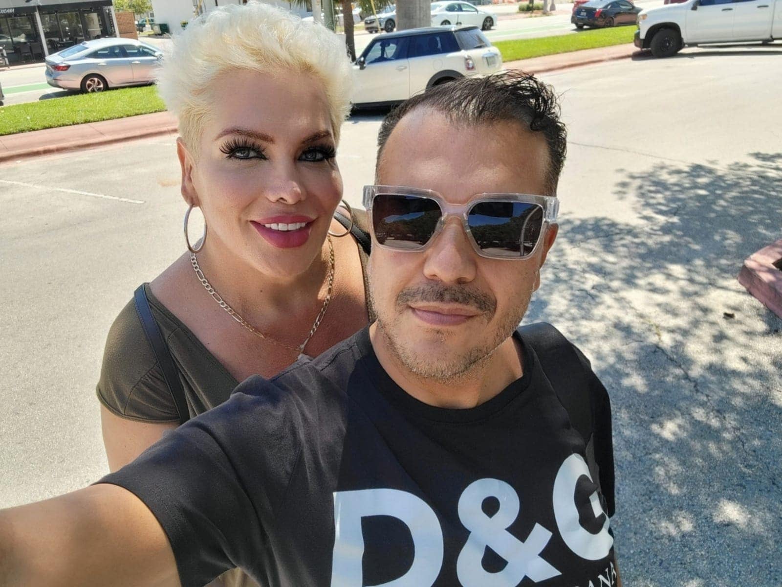 Jessica Esotérica con su RP antes de entrar al hospital en Miami.