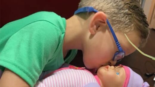 Niño pide una muñeca de regalo para aprender a ser papá