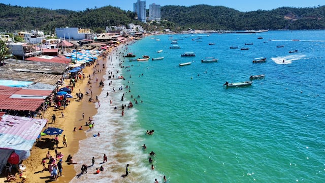 Vacaciones de invierno impulsan turismo en Guerrero.