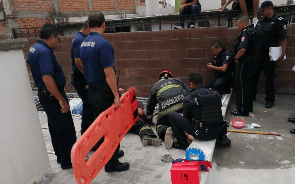 La mujer quedó atorada al intentar ingresar a la casa.