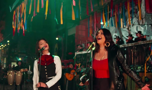 Ángela Aguilar y Yuridia en el video de "Qué Agonía".