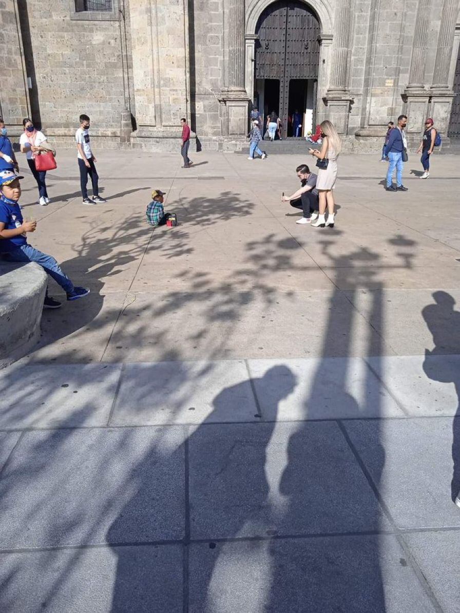 'Whitexicans' fotografían a niño pidiendo dinero en Guadalajara.