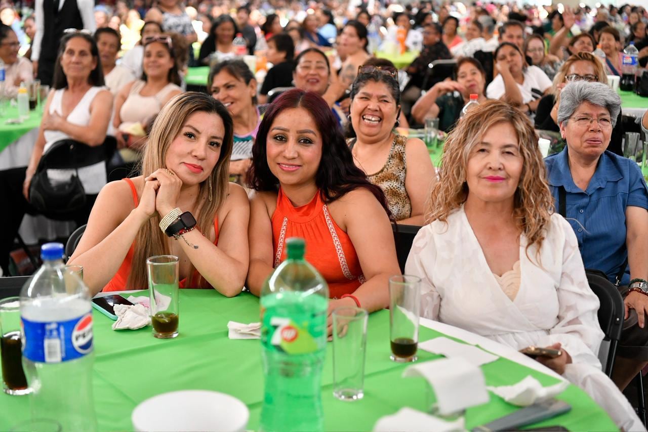 Ricardo Gallardo celebra a madres potosinas con programas de salud, vivienda y créditos.