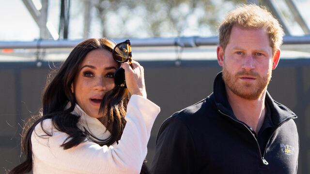 El príncipe Harry, Meghan Markle y su mamá chocan contra un paparazzi