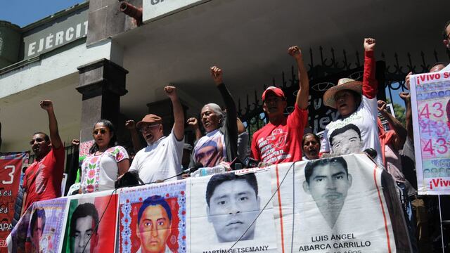 Padres de 43 normalistas de Ayotzinapa exigen investigar a Enrique Peña Nieto por verdad histórica