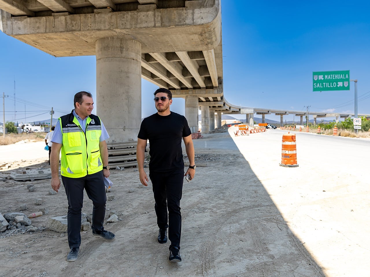 Samuel García supervisa obras de carretera Interserrana