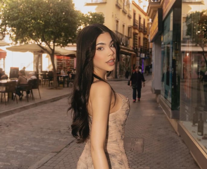 Kenia Os roba suspiros en Sevilla, España antes de los Premios Latin Grammy 2023