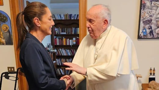 La presidenta Sheinbaum: su ausencia en Roma y las contradicciones