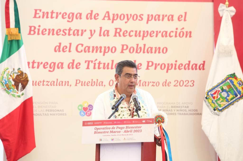 Sergio Salomón Céspedes entregó apoyos de programas para el bienestar en la Sierra Nororiental.