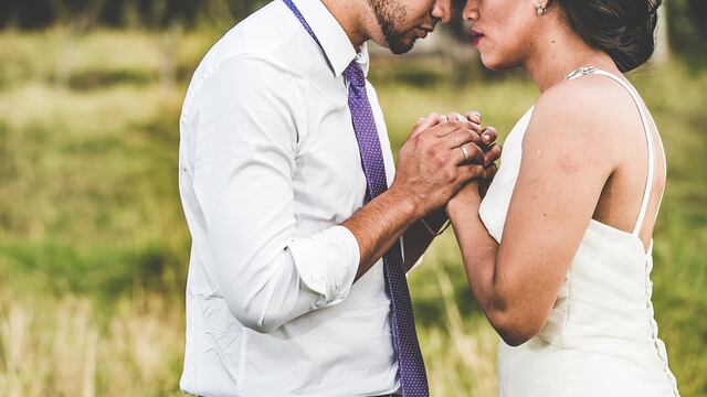 Les niegan salón de eventos para su boda al verlos con distintos tonos de piel.