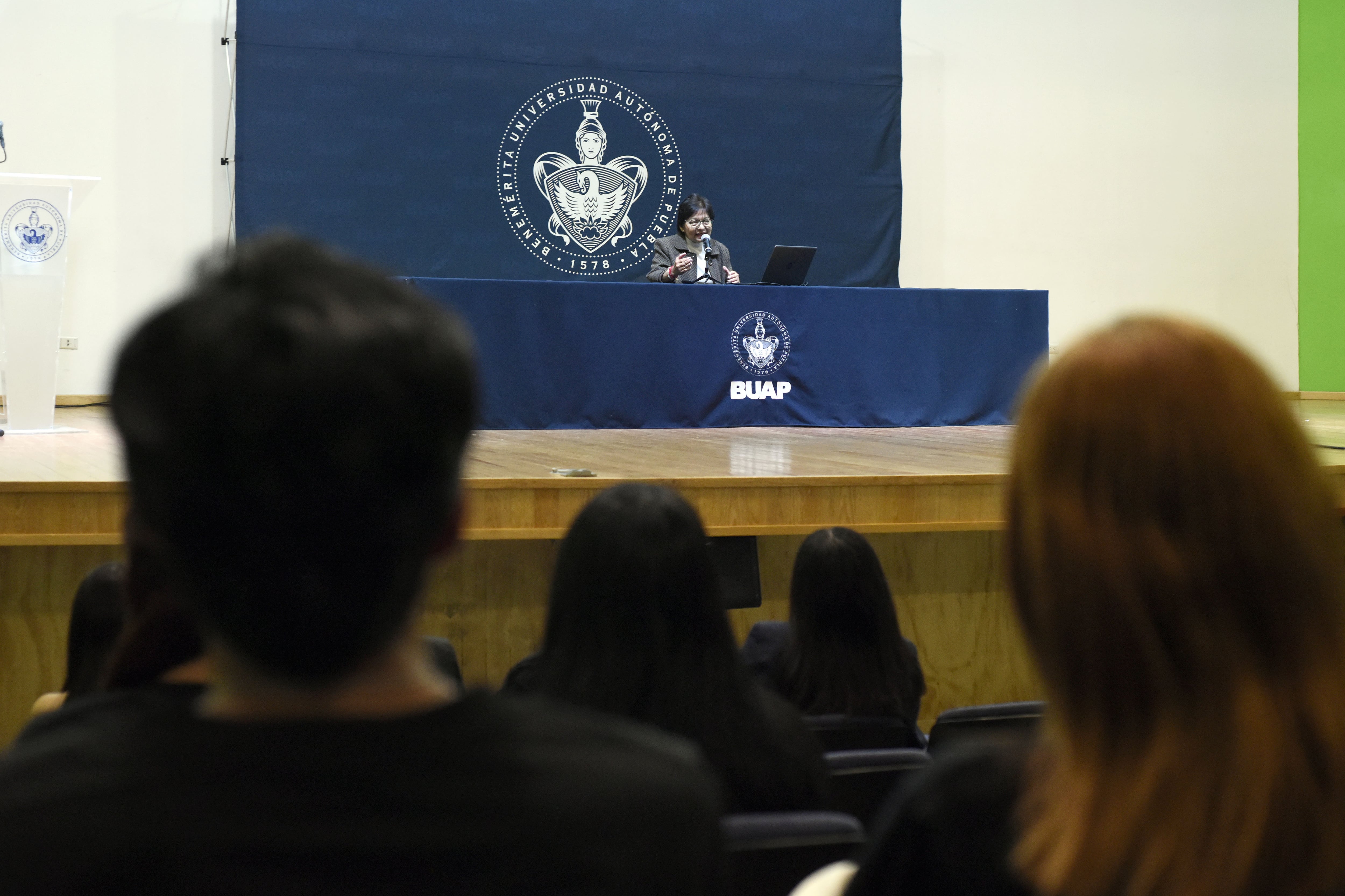 Lilia Cedillo en Segundo Congreso Internacional de Microbiología Veterinaria