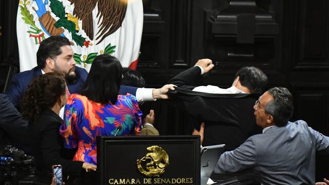 Carlos Eduardo Gutiérrez Mancilla, diputado del PRI, sujeta a Gerardo Fernández Noroña, presidente de la mesa directiva luego de la pelea que sostuvo con Alejandro Moreno Cárdenas