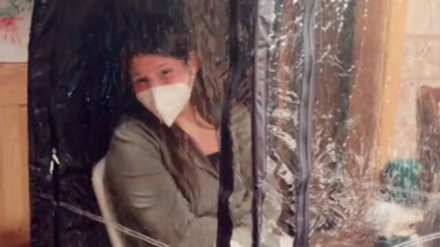 Familia coloca burbuja de plástico en joven que dio positivo a Covid-19