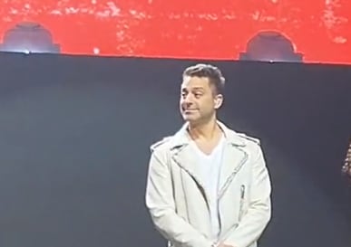 Ari Borovoy le hace caras a Kalimba en concierto de OV7.