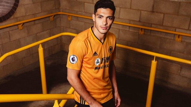 Jiménez modeló la nueva camiseta de los Wolves