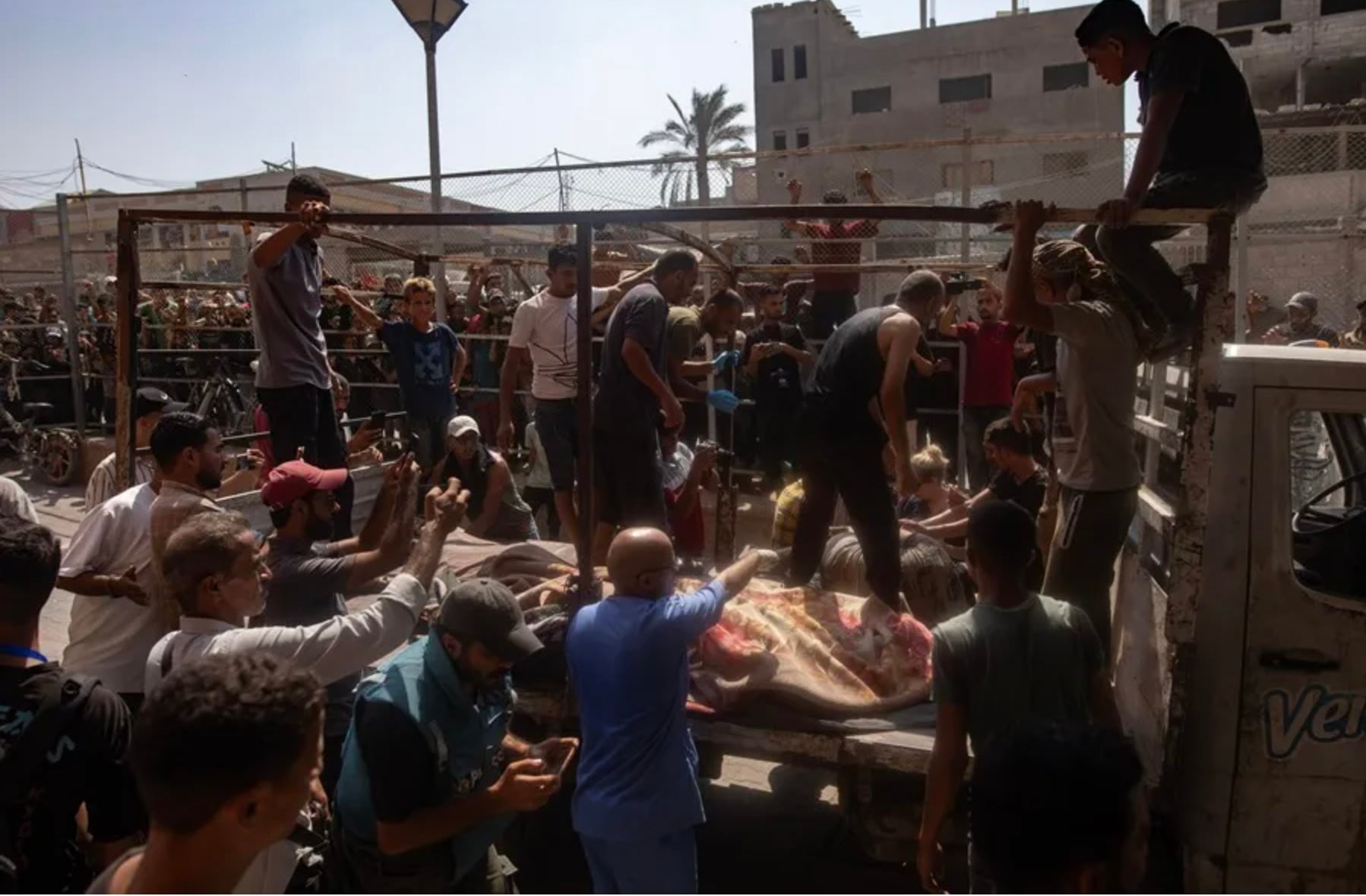 Palestinos heridos en un ataque israelí al este de Jan Yunis llegan al hospital Nasser, en el sur de la Franja de Gaza