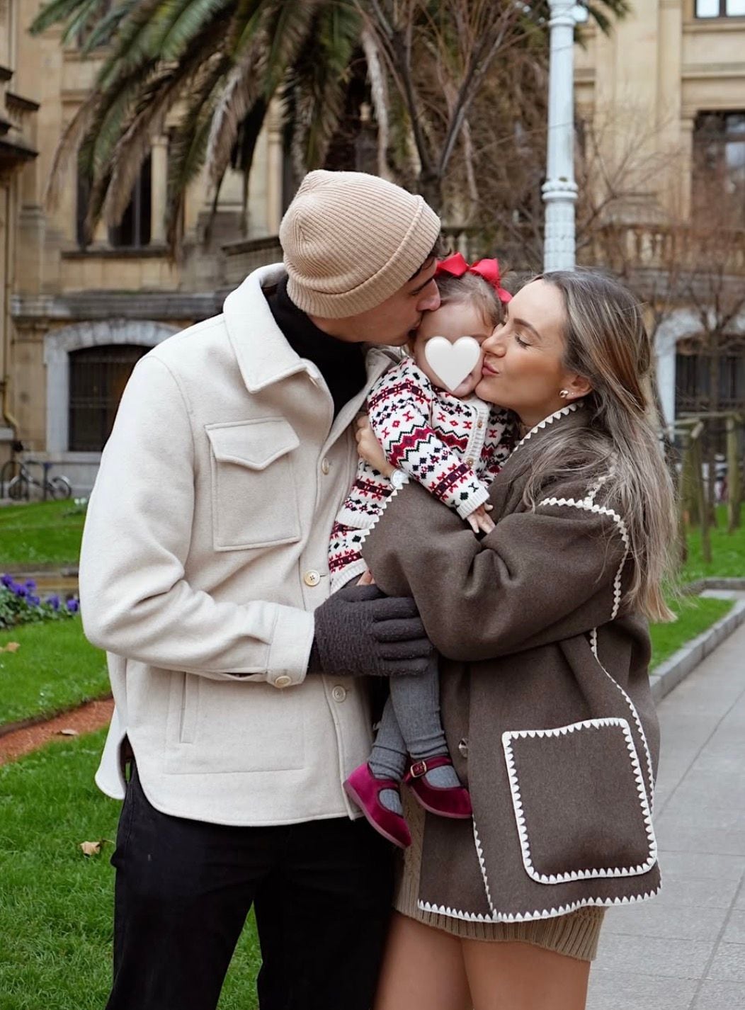 Pablo Sisniega junto a su esposa e hija.