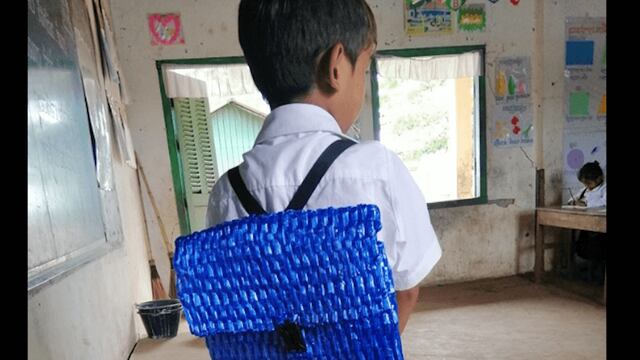 Papá teje mochila de rafia a su hijo.