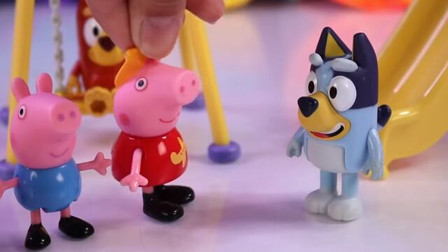 Peppa Pig y Bluey en el parque