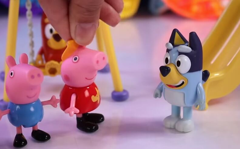 Peppa Pig y Bluey en el parque