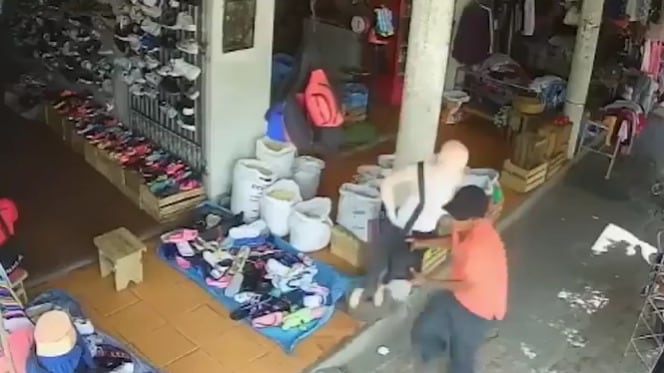 VIDEO: Ratero creyó que el maniquí era una mujer de verdad y trató de robarle la bolsa