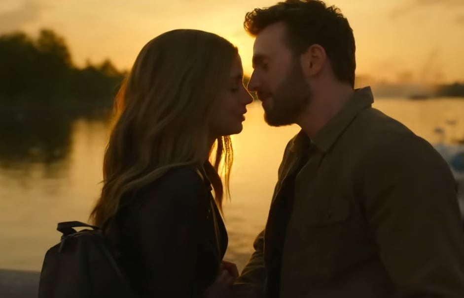 Chris Evans y Ana de Armas en la película Ghosted