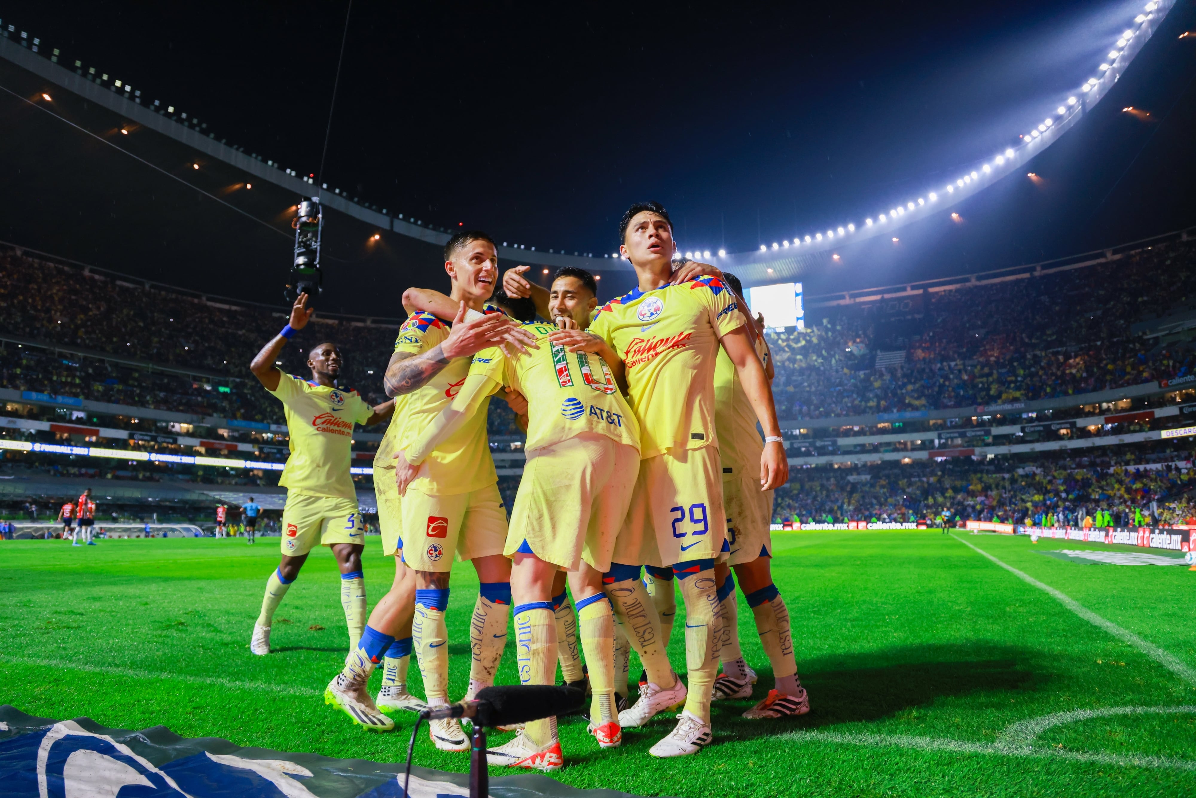 Diego Valdes celebra su gol 2-0 delAmerica durante el partido America vs Guadalajara,