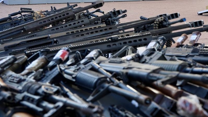 EU acusa a dos estadounidenses por vender armas al CJNG y Cártel de Sinaloa