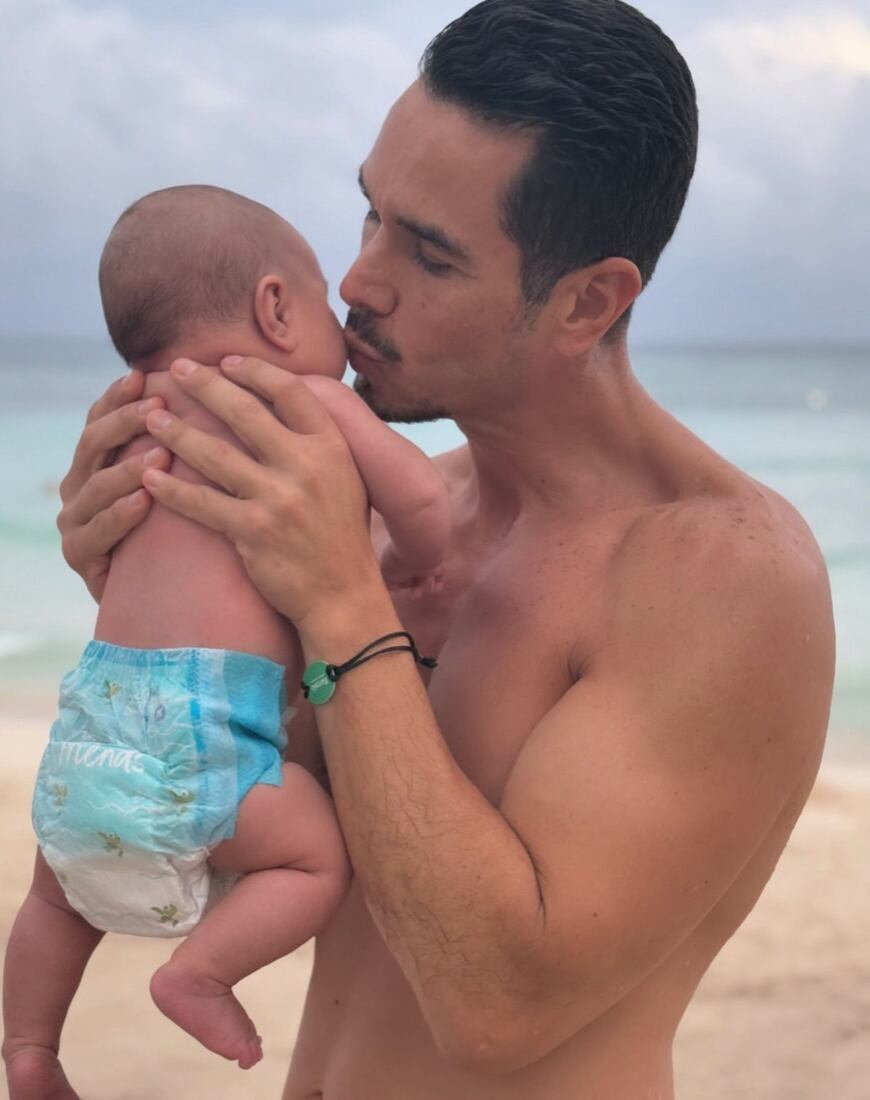 Adrián Rubio comparte especial momento con André en la playa