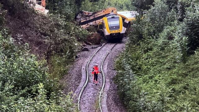 Se descarrila tren en Alemania y deja al menos 3 muertos