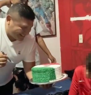Le cantan el Himno Nacional en su cumpleaños