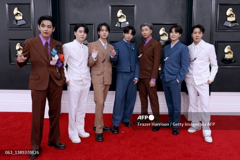 LAS VEGAS, NEVADA - APRIL 03: (L-R) V, Suga, Jin, Jungkook, RM, Jimin and J-Hope of BTS attend the 64th Annual GRAMMY Awards at MGM Grand Garden Arena on April 03, 2022 in Las Vegas, Nevada.   Frazer Harrison/Getty Images for The Recording Academy/AFP (Photo by Frazer Harrison / GETTY IMAGES NORTH AMERICA / Getty Images via AFP)