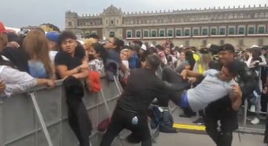 Sacan a personas de la plancha del Zócalo por concierto de Grupo Firme