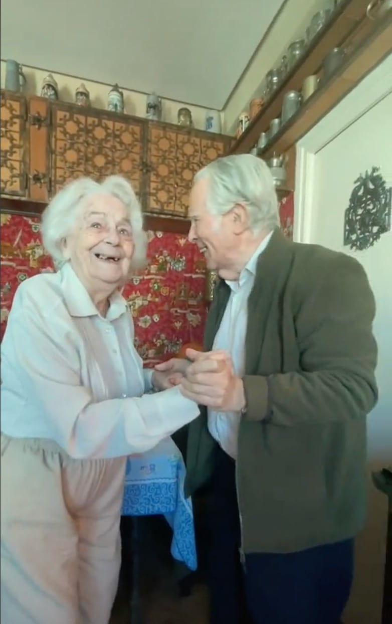 Pareja de esposos bailando