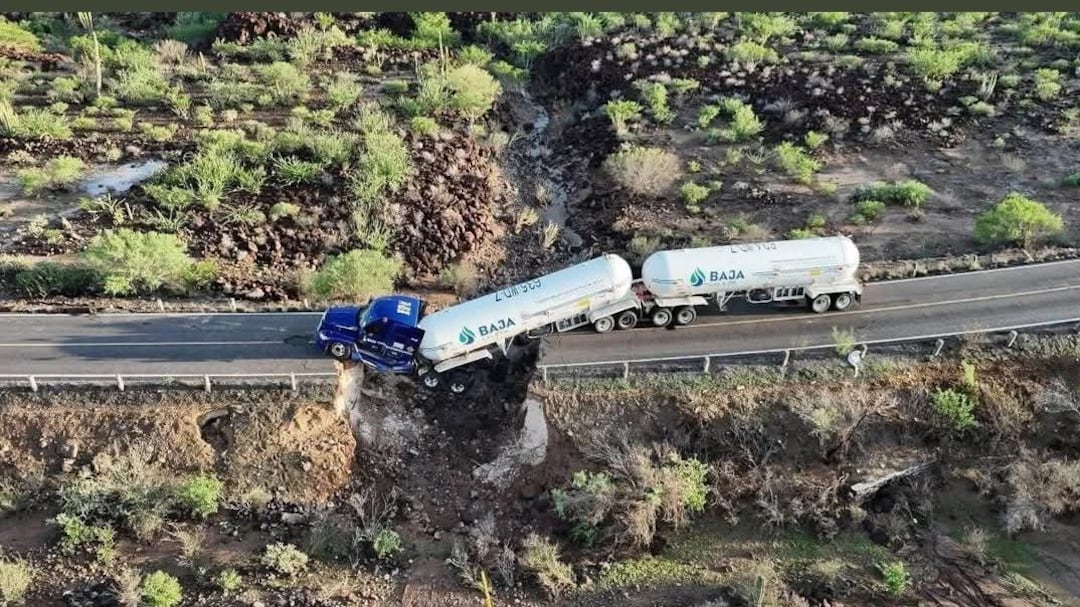 Pipa de gas queda varada tras colapso de carretera en Mulegé, Baja California Sur