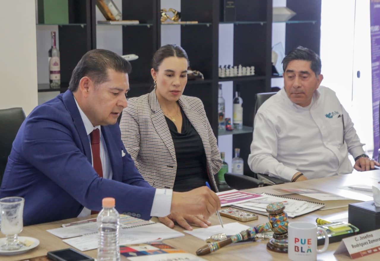 Alejandro Armenta y SECTUR coordinan estrategia de modernización del Aeropuerto de Puebla.