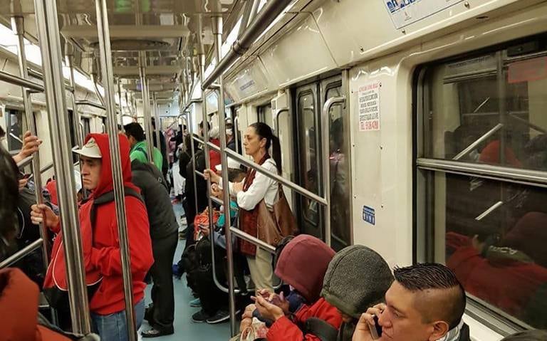 Claudia Sheinbaum viajando en el Metro