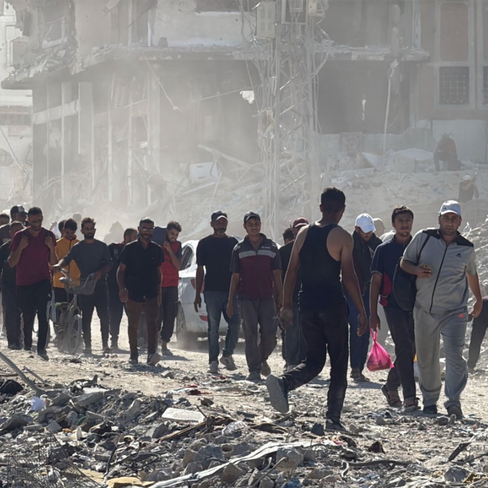 Miles de palestinos recuperan sus hogares en el norte de Gaza