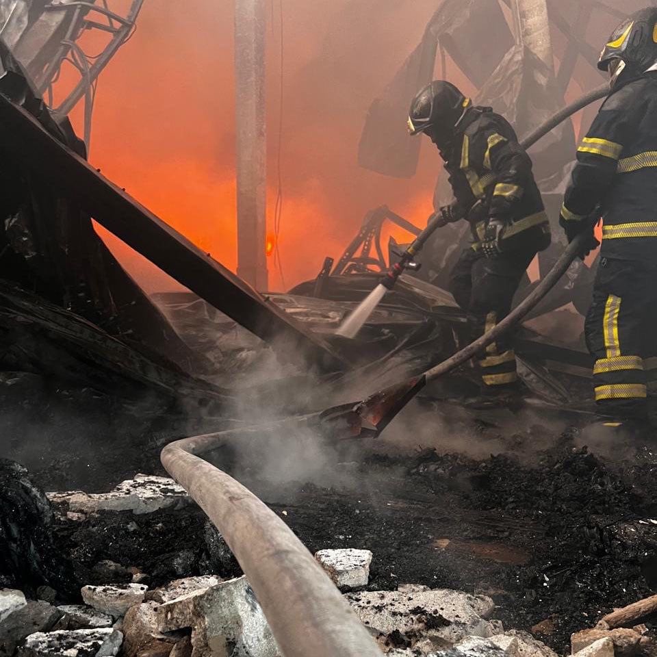 Fuerte incendio en fábrica de plásticos en Xochimilco