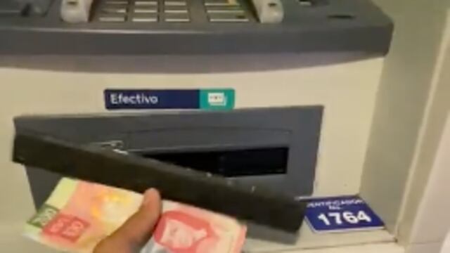 Roban dinero de cajeros con lámina