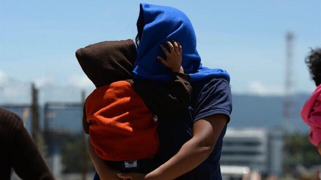Madre e hijo migrante en Estados Unidos