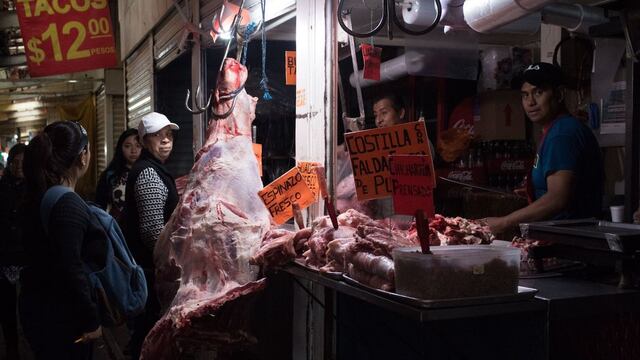 Capitalinos compran carne de res para elaborar sus platillos de año nuevo en el mercado de la Merced.
FOTO: MAGDALENA MONTIEL/ CUARTOSCURO.COM