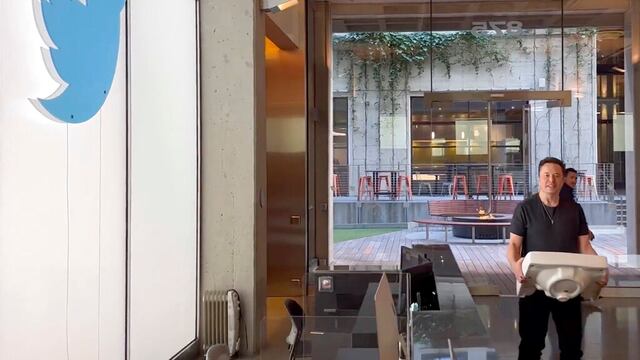 Elon Musk entró a las oficinas de Twitter con un lavabo en las manos, pero ¿por qué lo hizo? Esto es lo que sabemos.