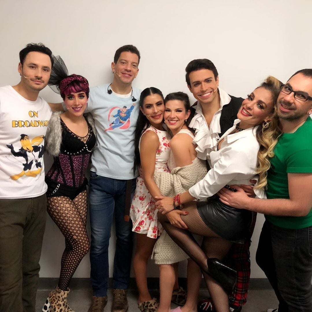 Alma Cero junto al elenco de "Hoy no me puedo levantar"