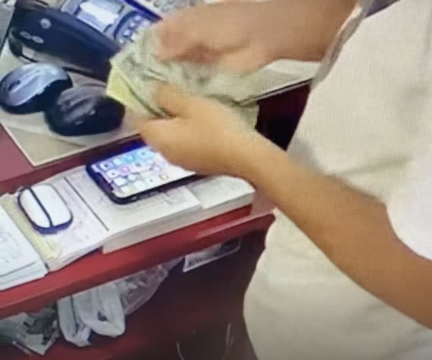 Cajero paga la gasolina de un padre de familia