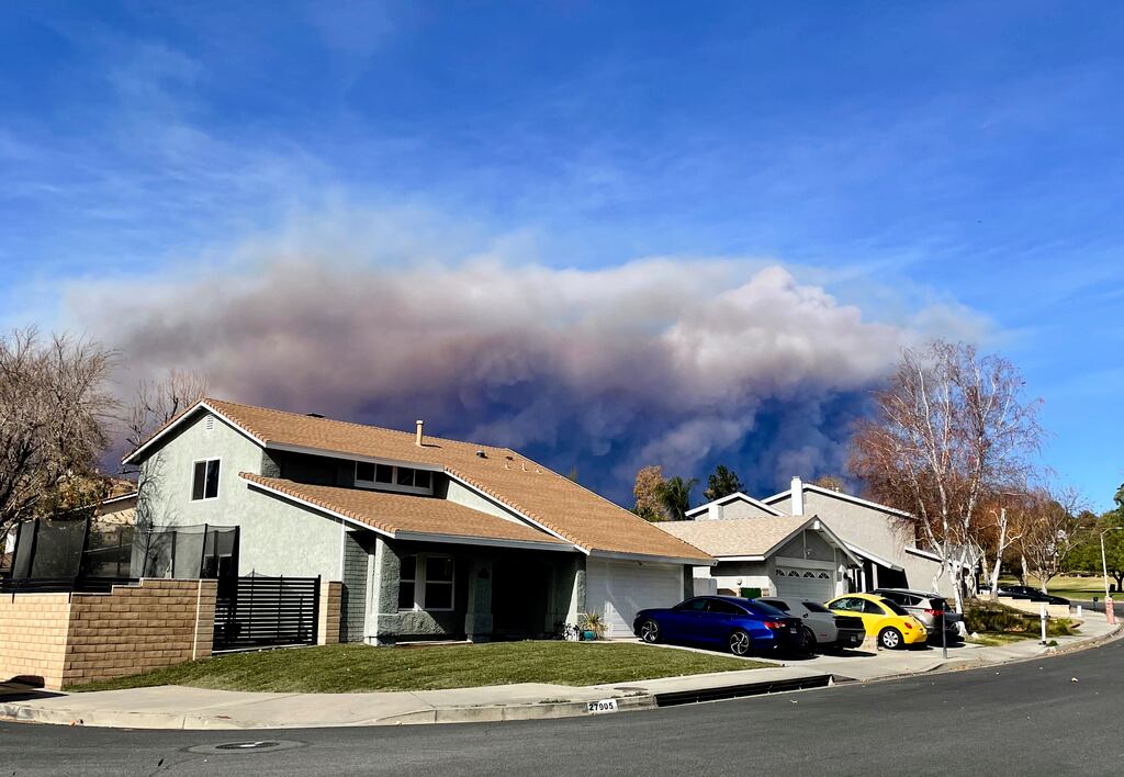 Nuevo incendio forestal en California consume miles de hectáreas en Castaic Lake