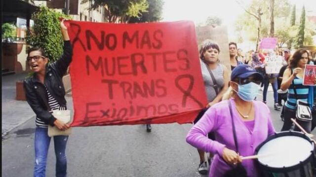 Transexuales y transgénero marchan para exigir justicia por el asesinato de Paola Ledezma.