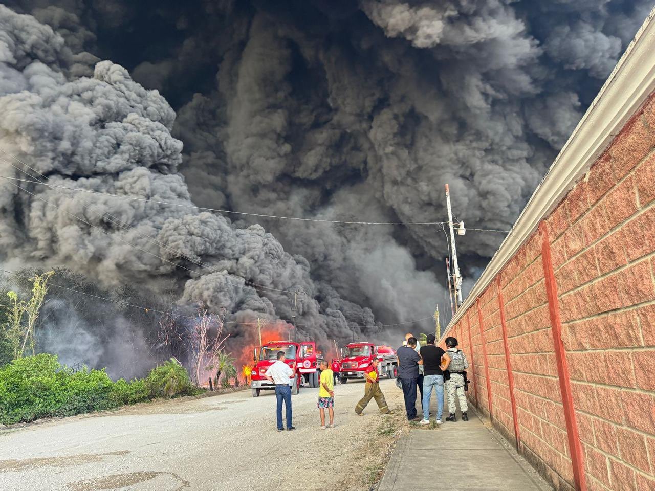 Quema de pastizal provoca enorme incendio en Tabasco; habría afectado a la empresa Setin Tred