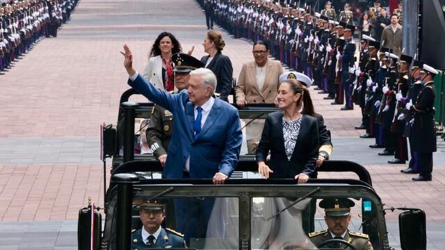AMLO y Claudia Sheinbaum llegan en Jeep militar a la ceremonia de los Niños Héroes
